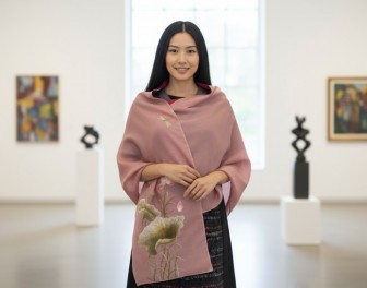 Khăn lụa Việt Nam cao cấp: Quà tặng di sản thêu tay độc bản